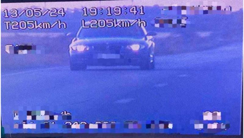 Un tânăr de 19 ani a fost prins gonind cu 205 km km/h pe o şosea din Mehedinţi. Depăşise viteza cu 135 km/h