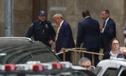 Fostul avocat al lui Trump, interogat agresiv de apărare. Trump a ieşit zâmbitor din sala de judecată şi a spus că a avut o zi bună