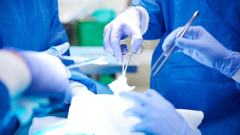 Un medic din Bucureşti a uitat o compresă în abdomenul unei paciente de 73 de ani. Femeia a făcut septicemie şi a murit