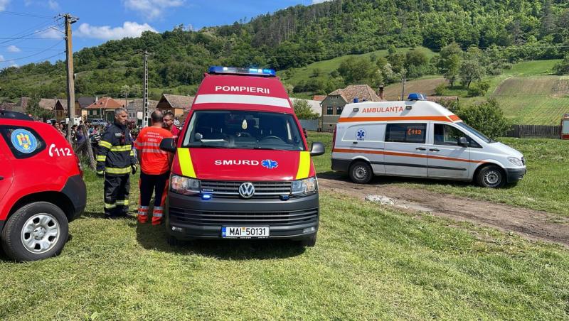 Un copil de 7 ani a murit după ce a rămas prins sub roata unui camion, în Sibiu. S-ar fi agăţat de benă, iar şoferul a dat cu spatele