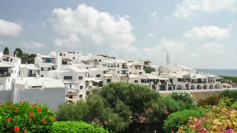 "Mykonos" de Spania impune programe de vizită în oraş. Localnicii sunt exasperaţi de turiştii care "intră în case, iau lucruri şi se caţără pe balcoane"