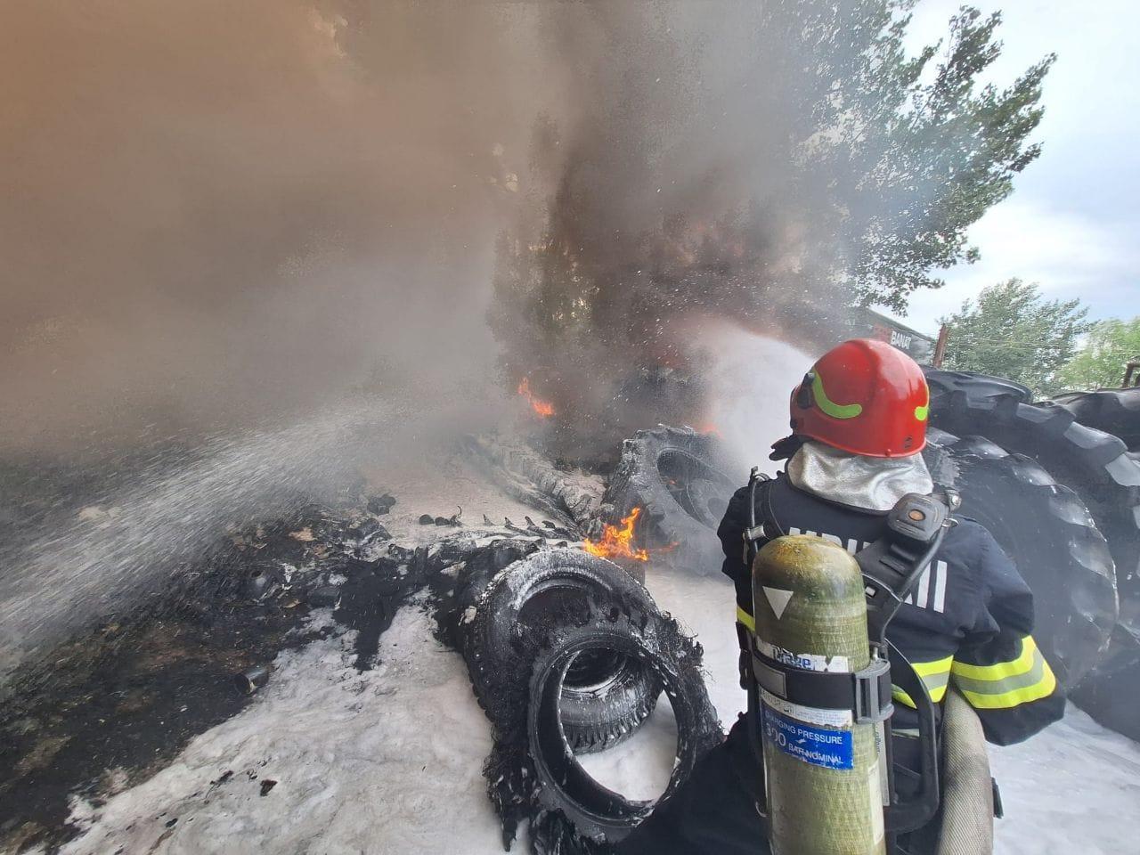 Incendiu uriaş cu degajări mari de fum în Timişoara. Zeci de cauciucuri au luat foc într-o parcare de tiruri