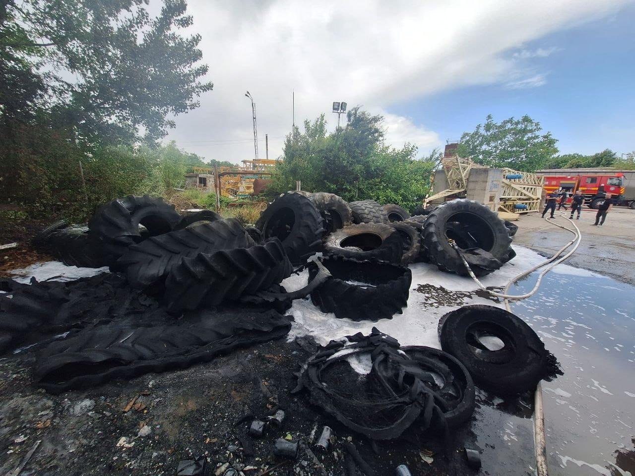 Incendiu uriaş cu degajări mari de fum în Timişoara. Zeci de cauciucuri au luat foc într-o parcare de tiruri