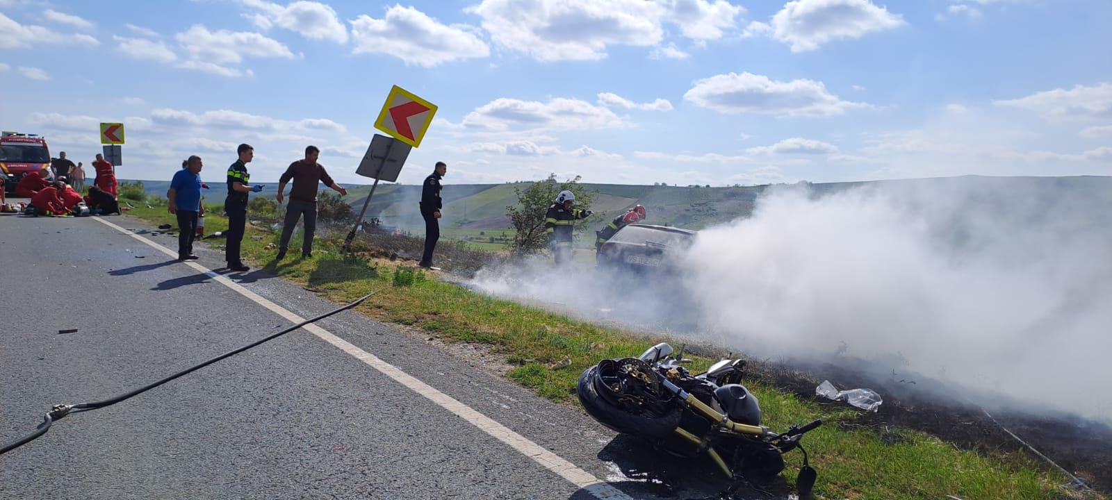 Accident cumplit în Codăeşti, judeţul Vaslui. Trei tineri morţi, după un impact devastator între o maşină şi două motociclete