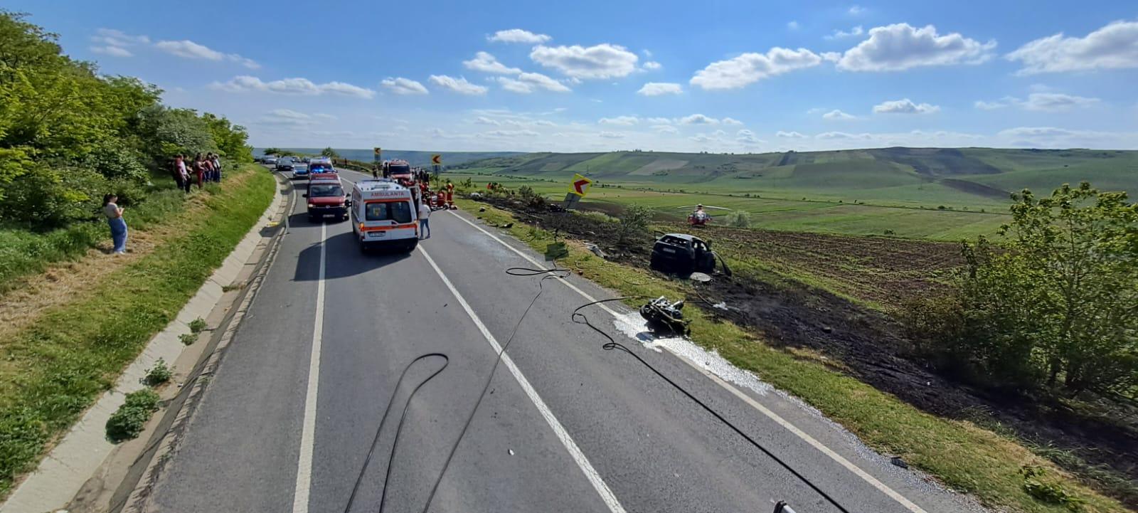 Accident cumplit în Codăeşti, judeţul Vaslui. Trei tineri morţi, după un impact devastator între o maşină şi două motociclete