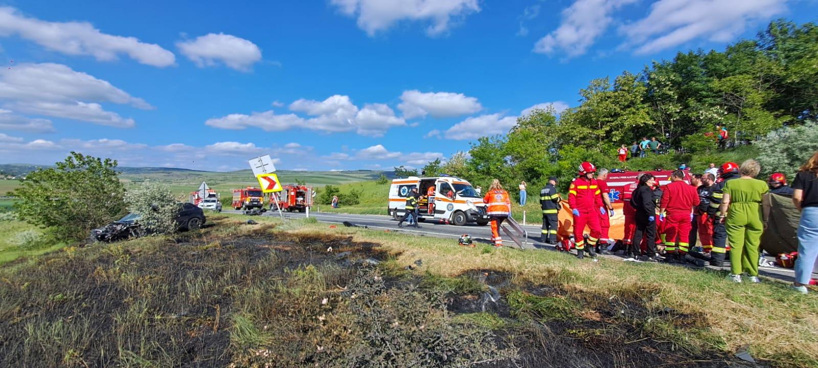 Accident cumplit în Codăeşti, judeţul Vaslui. Trei tineri morţi, după un impact devastator între o maşină şi două motociclete