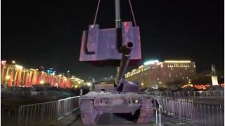Zeci de trofee NATO capturate în Ucraina, expuse la Moscova. Momentul în care ruşii rup tunurile la două tancuri Leopard şi Abrams pentru a le umili