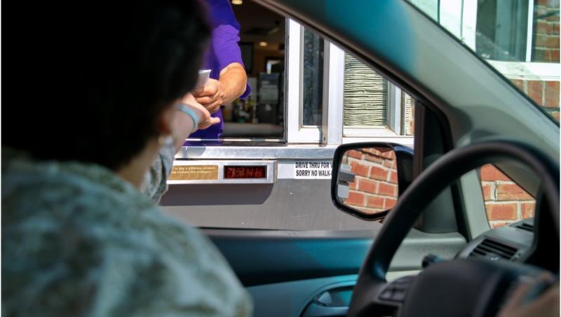 Un adolescent din Canada a primit o amendă de la un polițist, în timp ce aștepta la drive-thru McDonald's. Motivul controversat: "Un prânz foarte scump”