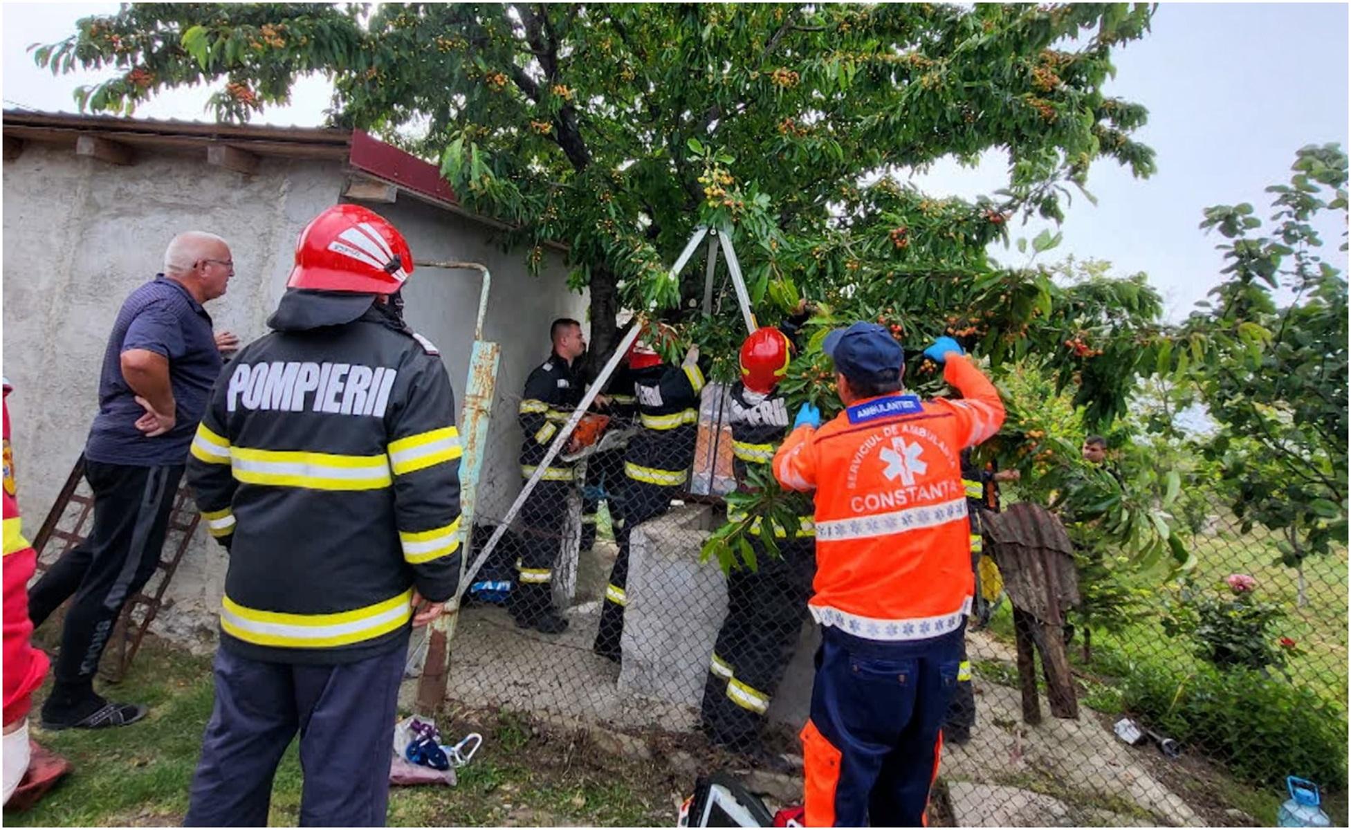 Un copil de 9 ani a căzut din cireș într-o fântână de 19 metri, în Constanța. Doi vecini au coborât să îl salveze însă au rămas și ei blocați