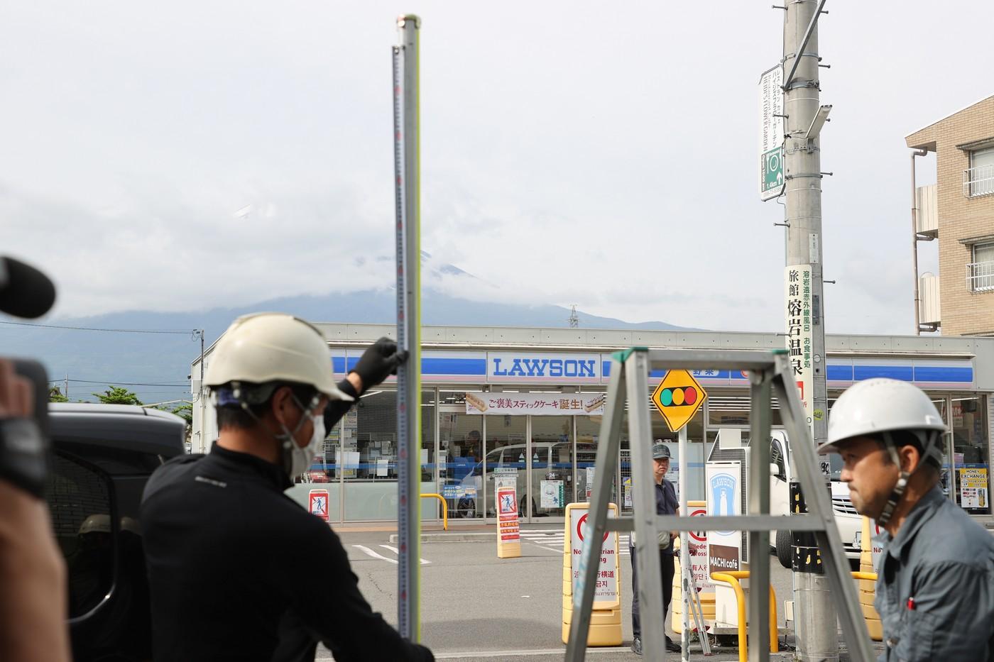 Un oraş din Japonia a montat un gard de 20 de metri pentru a bloca o privelişte virală către muntele Fuji