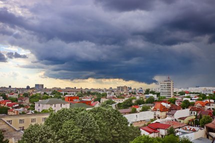 Vremea se schimbă radical în Capitală. Sunt anunţate ploi cu descărcări electrice. Până când ţine atmosfera instabilă