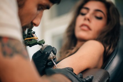 Se schimbă regulile în saloanele de tatuaje. Minorii au nevoie de acordul părinţilor pentru a se tatua sau pentru a-şi face piercinguri