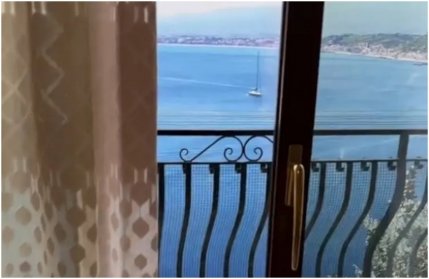 A plătit o avere pentru o cameră de hotel cu "vedere la mare”, în Italia. Ce era de fapt priveliștea de vis a stârnit reacții hilare pe TikTok