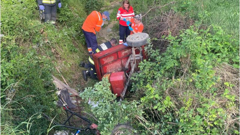 Femeie moartă după ce s-a răsturnat cu un motocultor pe un teren din Vâlcea. Alte două persoane au ajuns la spital
