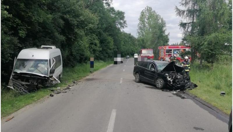 Accident cumplit între un microbuz şi o maşină, în Mureş. Două persoane, în stare critică: a fost chemat elicopterul SMURD