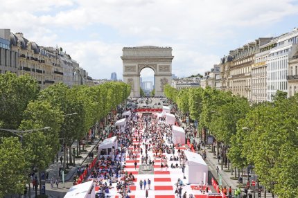 Cel mai mare picnic al anului a avut loc pe Champs-Élysées, în Paris. Organizatorii luptă pentru a opri declinul faimosului bulevard