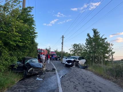 Un șofer de 20 de ani și-a ucis mama într-un accident cumplit, în Prahova. Nu a redus viteza într-o curbă și a intrat din plin într-o mașină de pe sensul opus