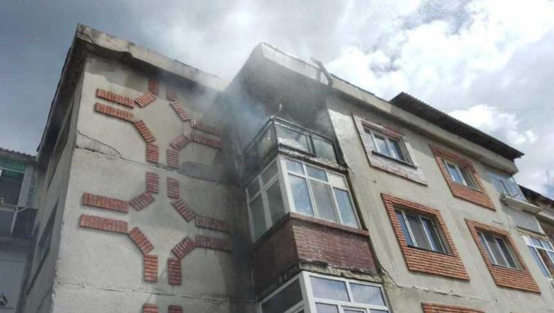 Incendiu în Berbeşti, Vâlcea. O garsonieră în care se aflau doi copii a luat foc. Cum s-au salvat minorii