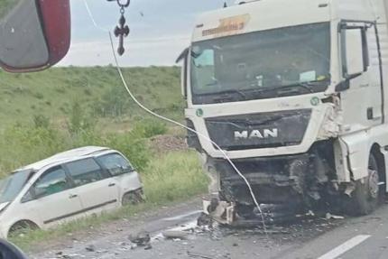 Accident cumplit cu trei morţi pe DN 1, în Uileacu de Criș. Impactul s-a produs între o maşină și un camion