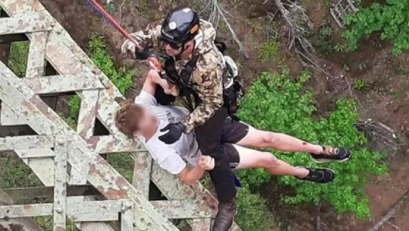 Un tânăr de 19 ani a supravieţuit miraculos: căzuse mai bine de 120 de metri, în timpul unei excursii la un canion din SUA