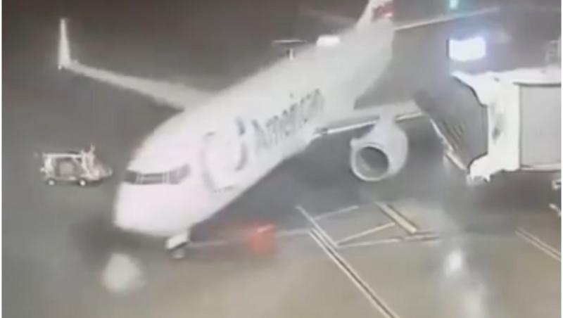 Aeronavă Boeing, smulsă de vântul puternic chiar când pasagerii se pregăteau de îmbarcare, pe un aeroport din Texas