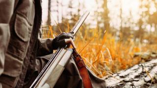 Tragedie în Vinerea Mare la o partidă de vânătoare din Hunedoara: Un bărbat de 44 de ani a murit, după ce o armă s-a descărcat accidental