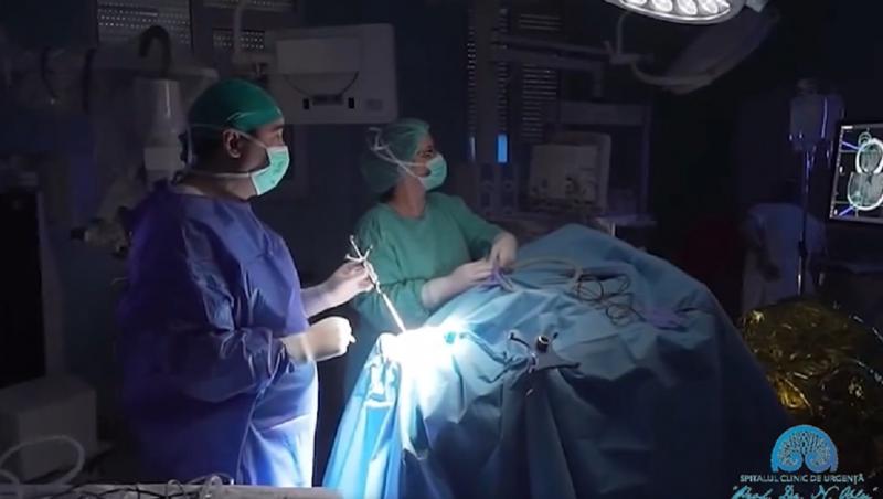 Premieră în România. Un băieţel a fost operat pe creier, în semiîntuneric, de o tumoră gigant de 10 cm. A fost folosită o substanță inovatoare