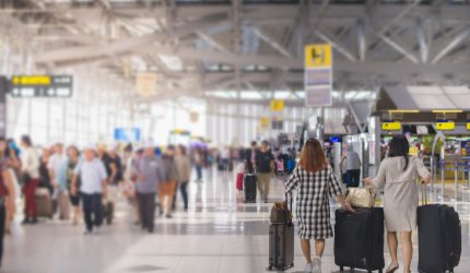 Cât cheltuie românii, în medie, pentru un bilet de avion în această vară. Cea mai scumpă rezervare a fost 8.895 €