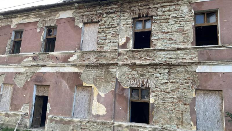 Rămăşiţe umane, descoperite în planşeul unei foste şcoli din Bistriţa-Năsăud în timpul lucrărilor de renovare