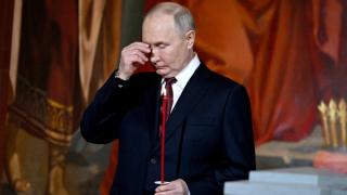 Vladimir Putin a participat la slujba de Înviere şi s-a închinat, în timp ce dronele ruseşti loveau Ucraina