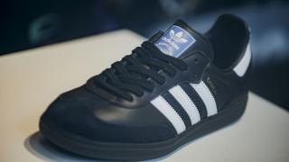 Cum încearcă Adidas să profite de cererea mare pentru pantofii săi "de terasă", Samba şi Gazelle. O pereche se vinde şi cu 350 de dolari