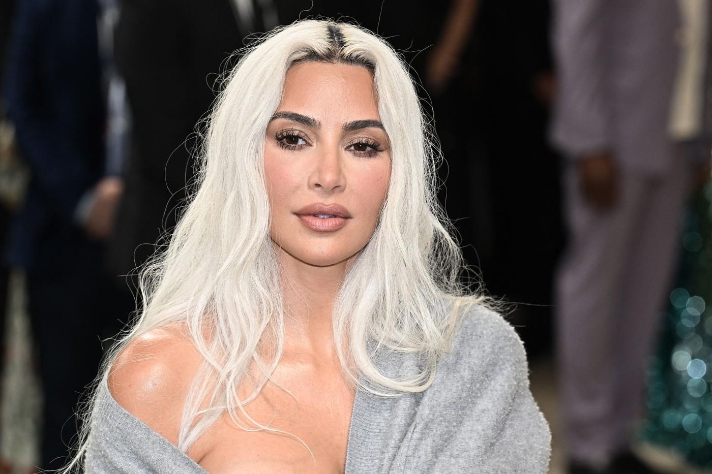 Met Gala 2024. "Câte coaste şi-a scos". Kim Kardashian a şocat internetul cu o talie ireal de subţire, pe covorul roşu