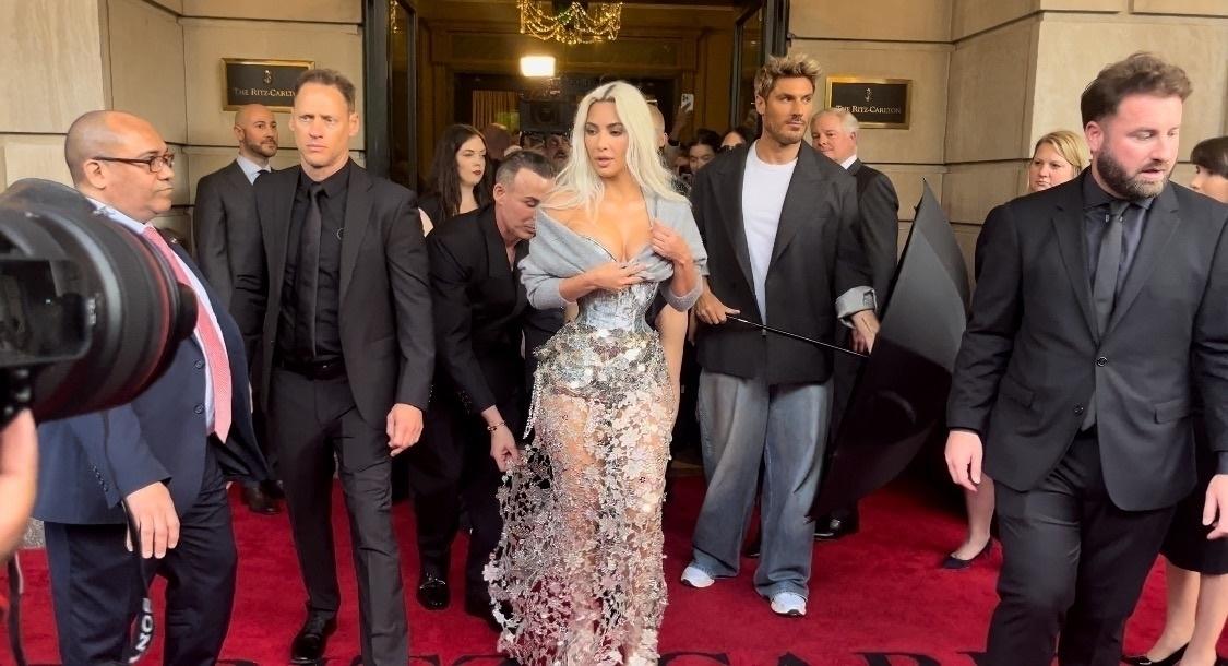 Met Gala 2024. "Câte coaste şi-a scos". Kim Kardashian a şocat internetul cu o talie ireal de subţire, pe covorul roşu