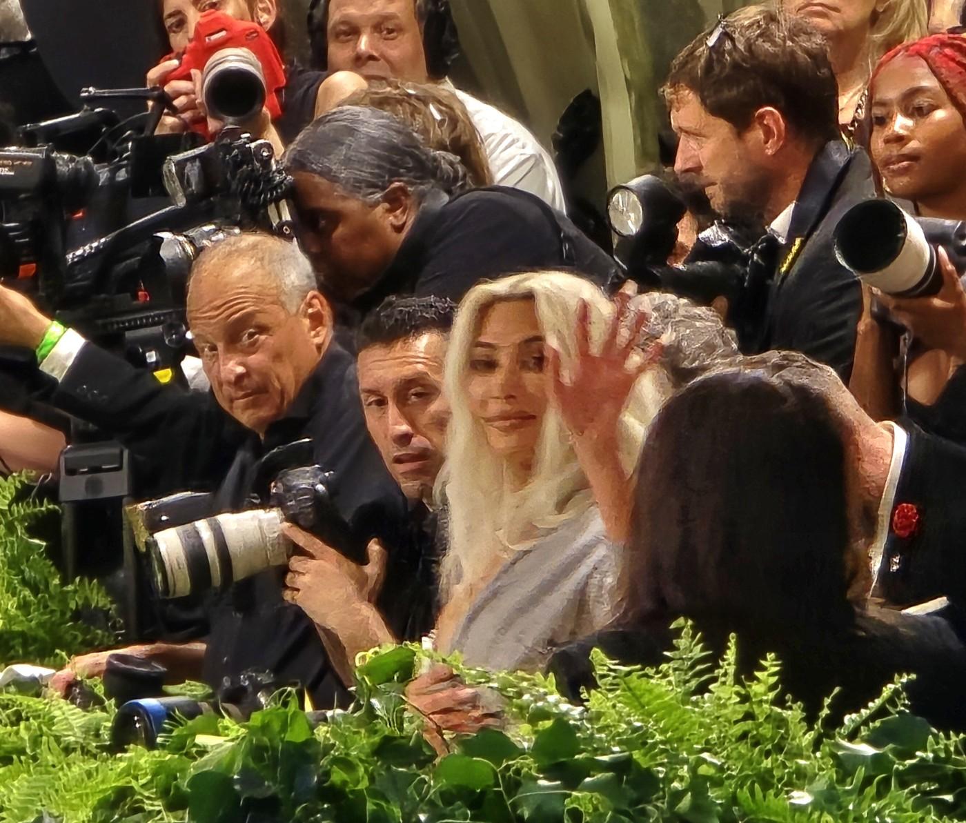 Met Gala 2024. "Câte coaste şi-a scos". Kim Kardashian a şocat internetul cu o talie ireal de subţire, pe covorul roşu