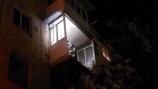 Explozie urmată de incendiu într-un apartament din Târgu Jiu. O femeie, în stare gravă la spital. Deflagraţia s-ar fi produs din cauza unui aragaz