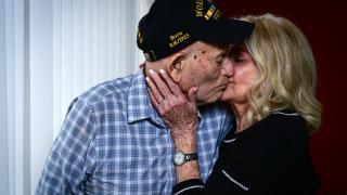 Lovit de Cupidon la 100 de ani. Un veteran de război, pregătit să se căsătorească din nou. Aleasa inimii are 97 de ani. "O poveste de dragoste cum nu ați mai auzit"