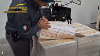 48 de milioane de euro falși, descoperiți într-o tipografie clandestină din Italia. "Gruparea Napoli" avea oameni care locuiau şi munceau non-stop în clădire