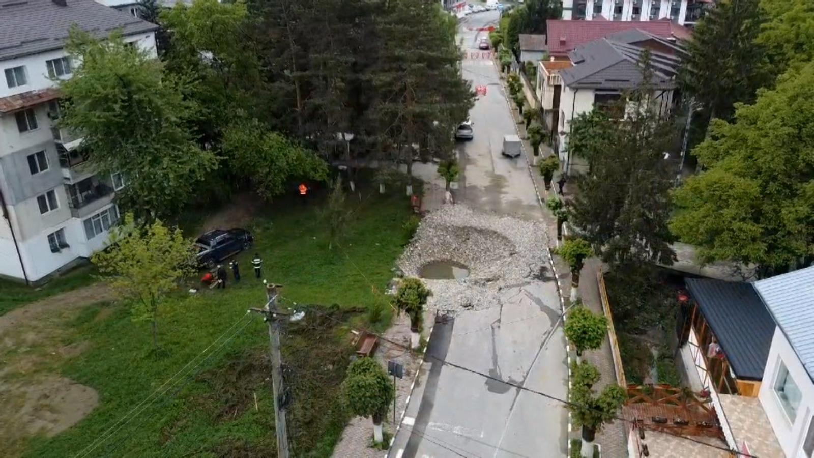 O altă stradă s-a surpat la Slănic Prahova din cauza ploilor. Au început forajele în zona craterului uriaş de pe strada 23 August