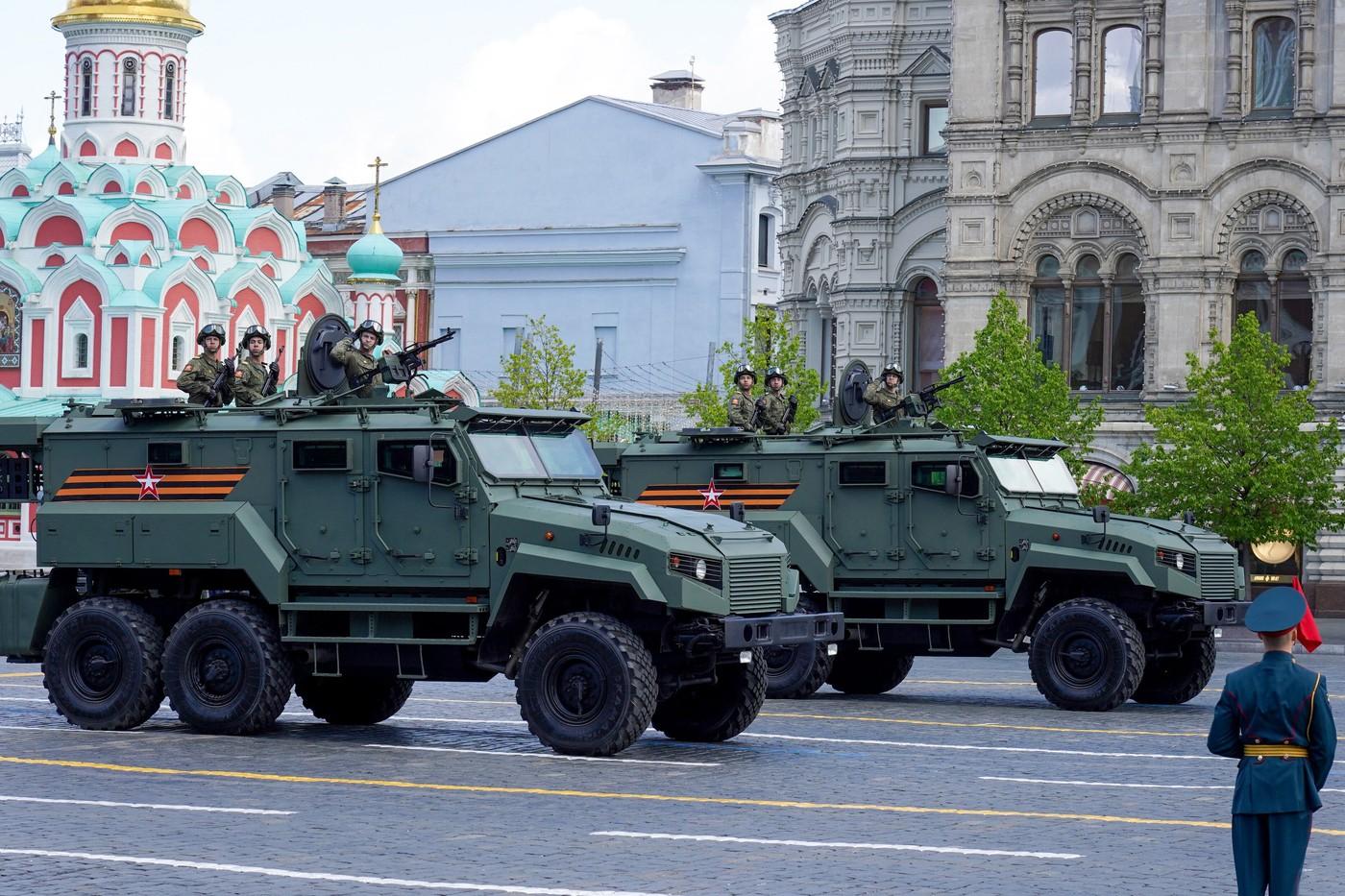 VIDEO Moscova marchează Ziua Victoriei cu o paradă "nucleară". 9.000 de soldaţi, cu sisteme de rachete Iskander şi Yars, defilează în Piaţa Roşie