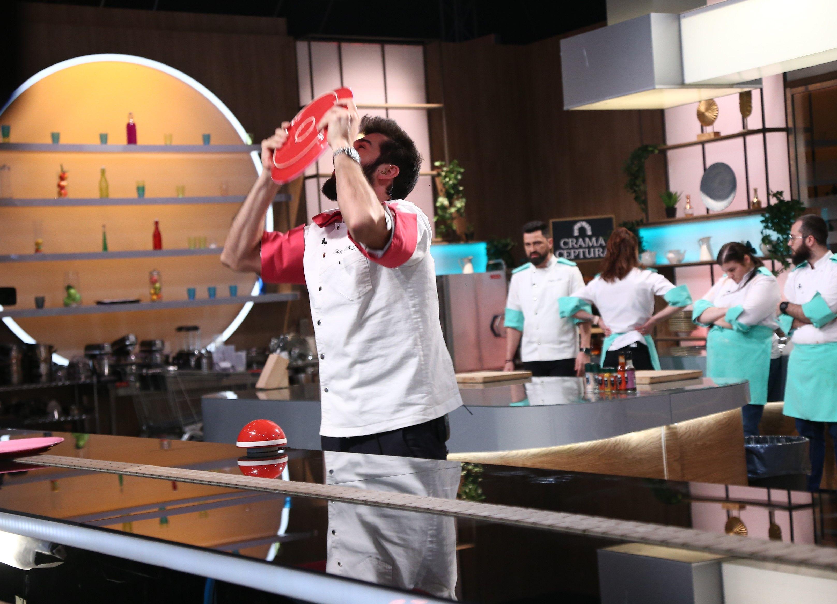 Chef Richard Abou Zaki și tunicile roz au câștigat battle-ul de ieri la Chefi la cuțite. Cătălin Țociu și Iulia Creangă au părăsit concursul după proba individuală