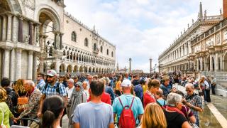 O italiancă a luat la bătaie cu pumnii şi picioarele turiştii de pe un vaporaş din Veneţia. "Sunteţi prea mulţi, oraşul ăsta a devenit insuportabil"