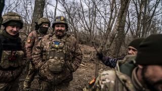 Ucrainenii trimit pe front şi deținuți din pușcării, o tactică folosită de ruşi încă din 2022. Câţi oameni speră să strângă