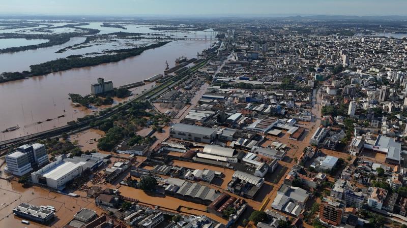 Un cal blocat pe acoperișul unei case, în mijlocul apelor. Simbolul inundaţiilor apocaliptice care au lovit Brazilia