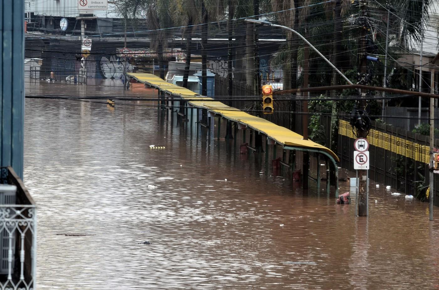 Un cal blocat pe acoperișul unei case, în mijlocul apelor. Simbolul inundaţiilor apocaliptice care au lovit Brazilia