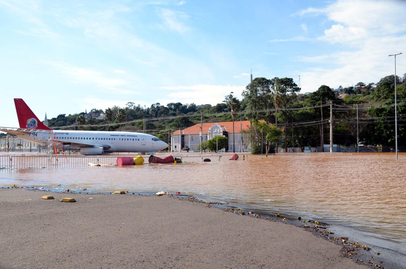 Un cal blocat pe acoperișul unei case, în mijlocul apelor. Simbolul inundaţiilor apocaliptice care au lovit Brazilia
