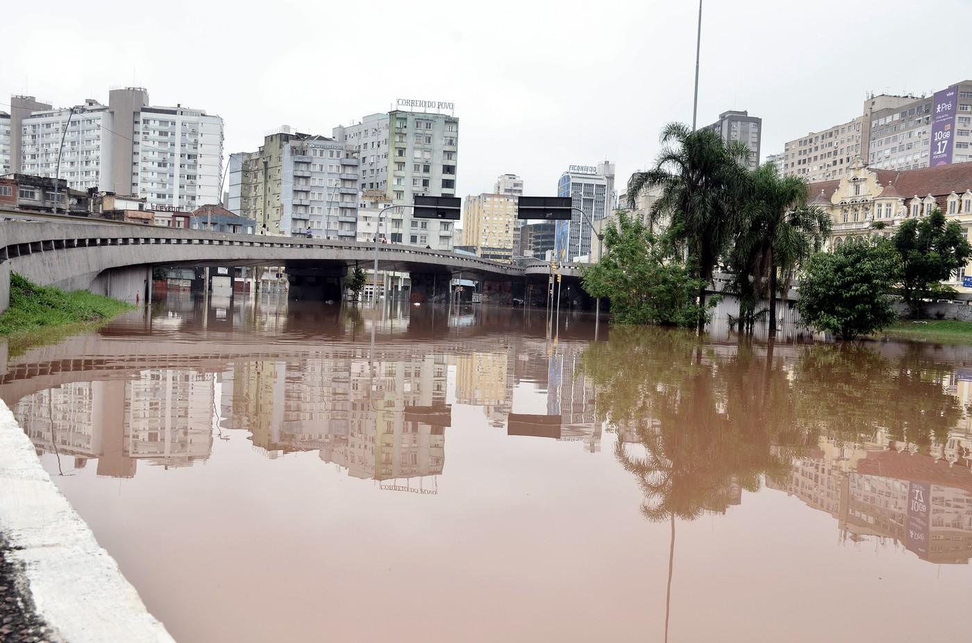 Un cal blocat pe acoperișul unei case, în mijlocul apelor. Simbolul inundaţiilor apocaliptice care au lovit Brazilia