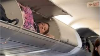 O femeie a tras un pui de somn în spațiul de depozitare a bagajelor din avion, în SUA. Imaginile au devenit virale: "Cum a ajuns acolo?"