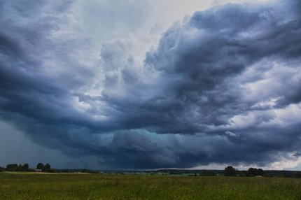 ANM a emis cod roşu de furtuni în mai multe judeţe din ţară. Meteorologii anunţă ploi torenţiale, grindină şi vijelii puternice