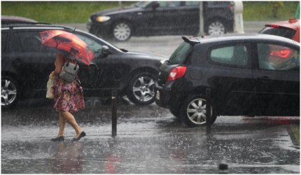 Cod roşu de grindină uriaşă şi vijelii în două judeţe din ţară. Meteorologii anunţă furtuni puternice cu rafale de peste 90 km/h