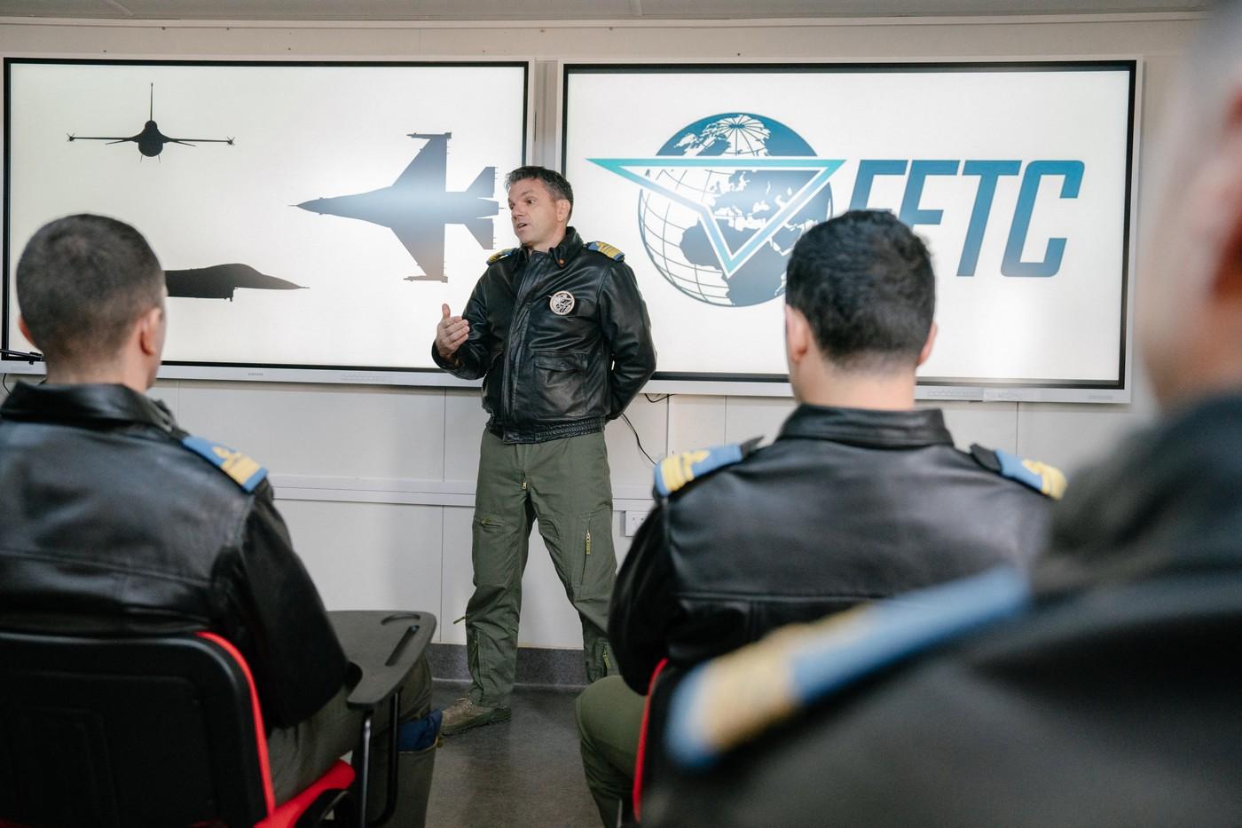 Armata, proiect de OUG pentru finanțarea antrenamentelor piloţilor ucraineni. Cheltuielile, făcute din bugetul Apărării